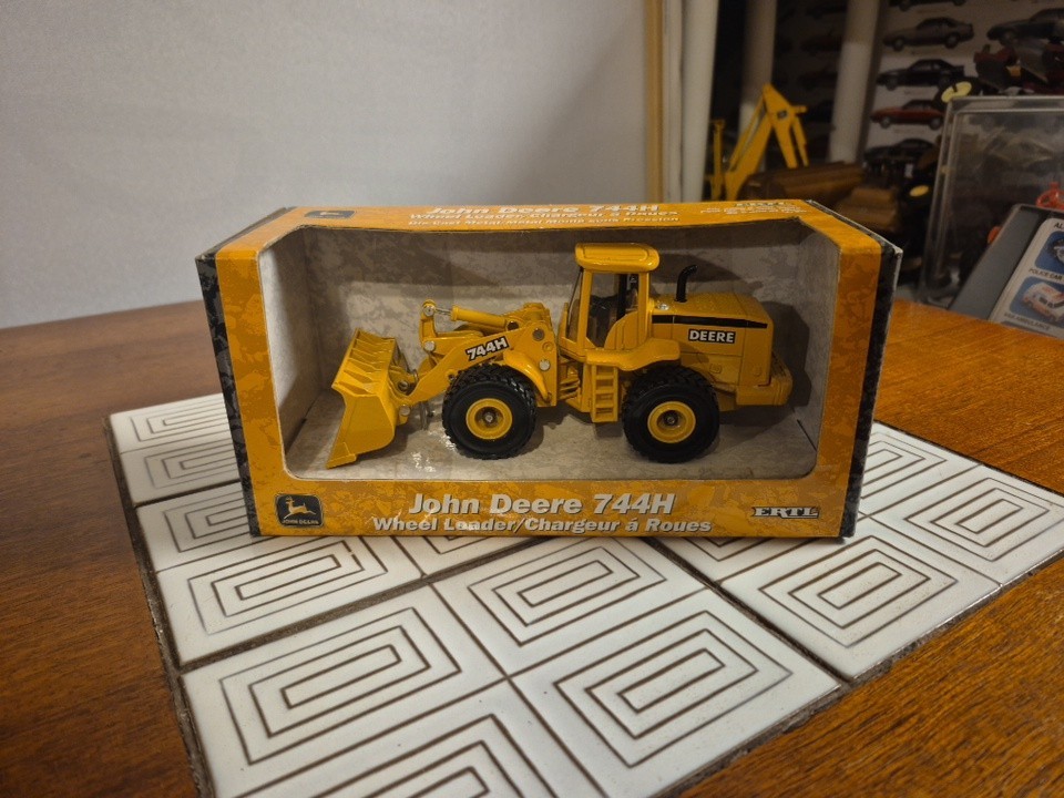 1/50 Scale ERTL John Deere 744H Wheel Loader 1998 Model