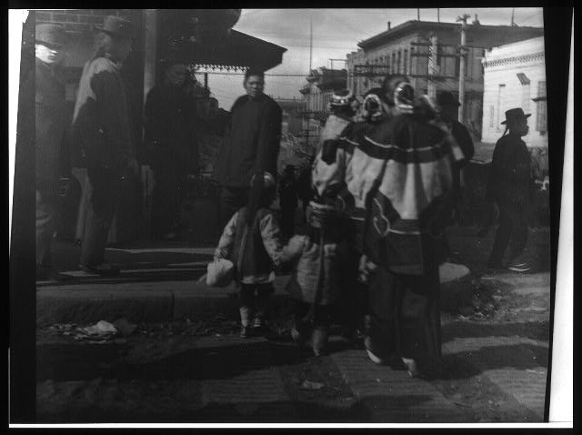 Photo:San Francisco Chinatown 1900s Women Children Crossing Street