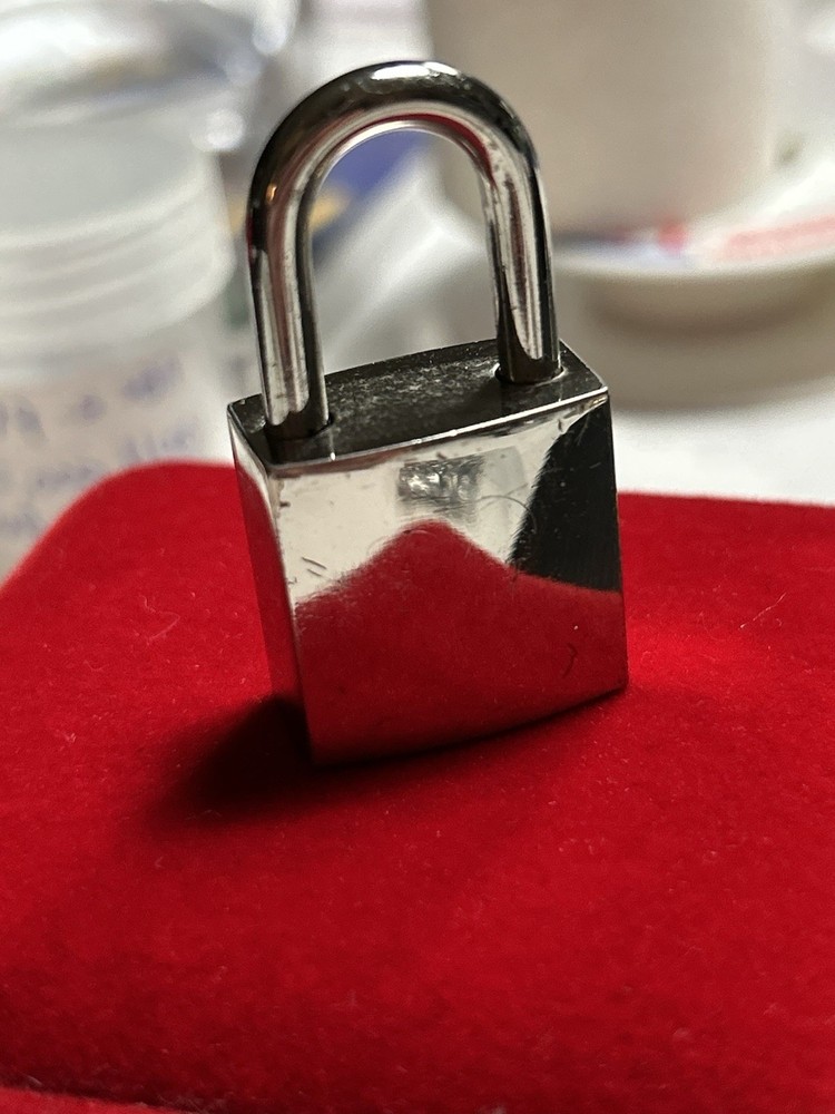 Padlock-Style Locket Pendant – Silver-Tone Vintage Necklace