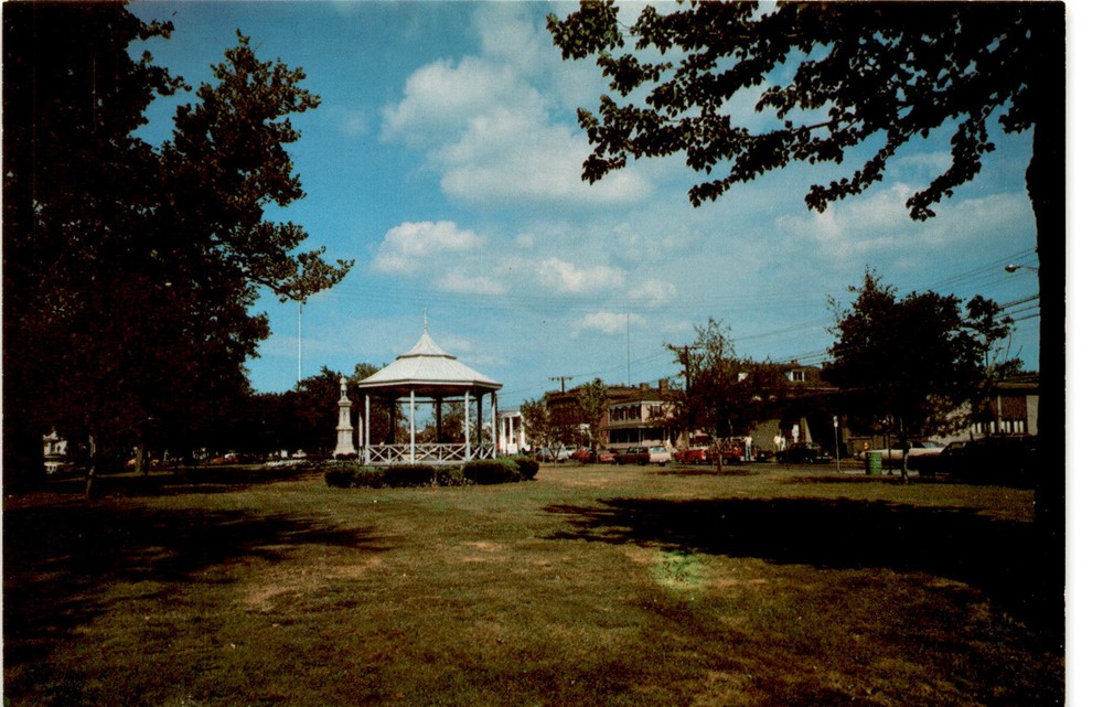 MILFORD, CONNECTICUT, MILFORD BANDSTAND, GREEN, BROAD Postcard