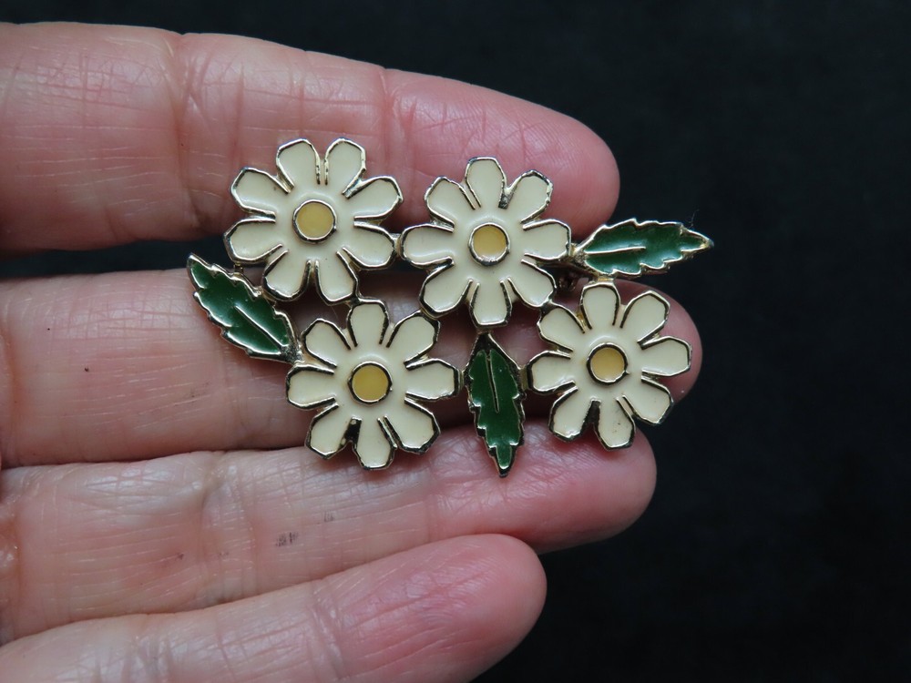 Vintage 1960's DAISY Gold Tone Flower Brooch/Pin