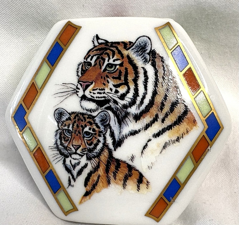 Lynn Chase Vintage Enameled Octagonal Lidded Trinket Box 3.25” X 1  3/8”