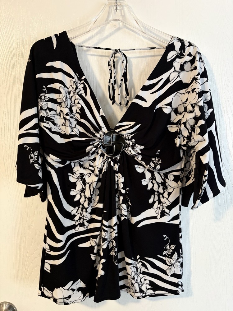 White House Black Market Blk/Wh Print Women’s Top Size Med