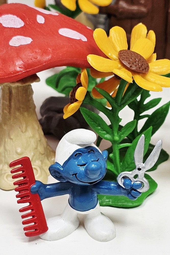 Vintage Schleich 1970's Hairdresser Barber Smurf Peyo PVC Figure W. Germany Toy