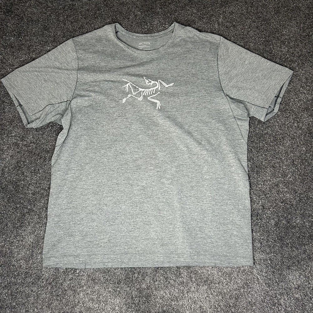 Arcteryx Mens Cormac Logo Shirt Gray Heathered Short Sleeve Technical Tee Large