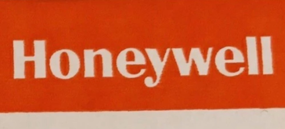 New Honeywell V8944B1027 Free Shipping New in Box New Factory Sealed PLC 1PC US