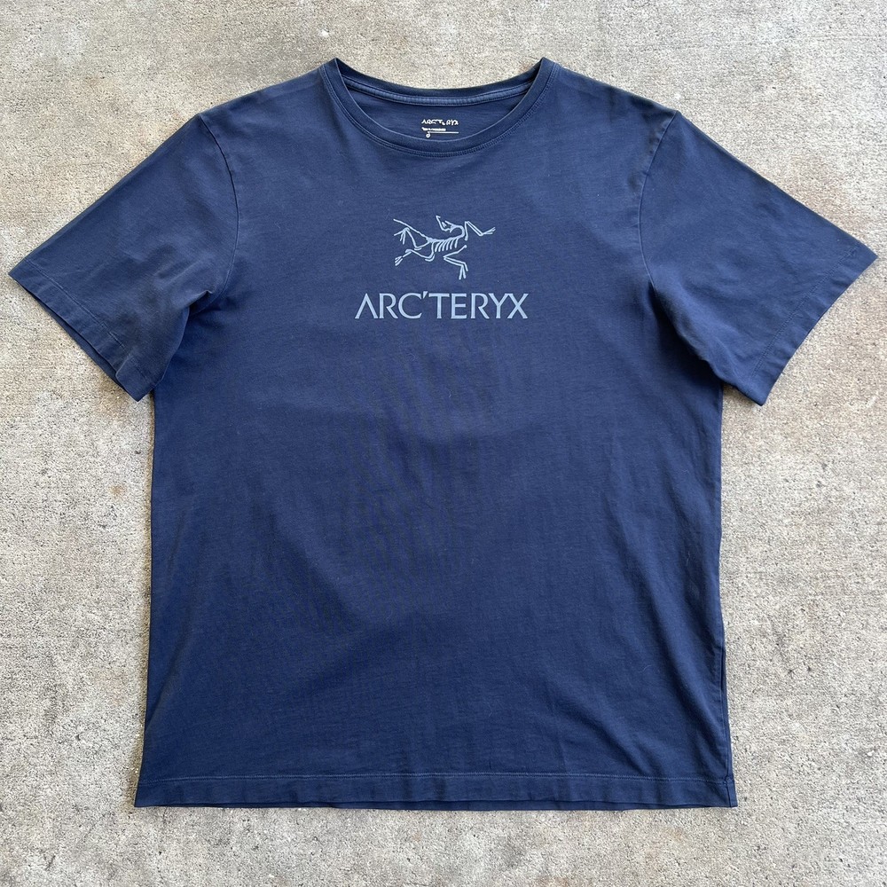 Arc’teryx Men’s Large ARC’WORD Logo T-Shirt navy blue Fossil Graphic