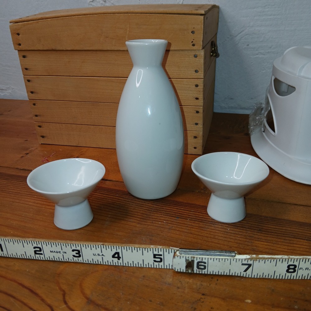 Vintage o.m.c Sake Set White Porcelain Made In Japan  2 Matching Cup #31