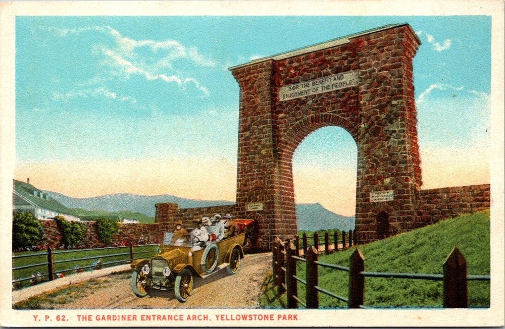 c1920 Car at Gardiner Entrance Arch Yellowstone Park Wyoming Vintage Postcard
