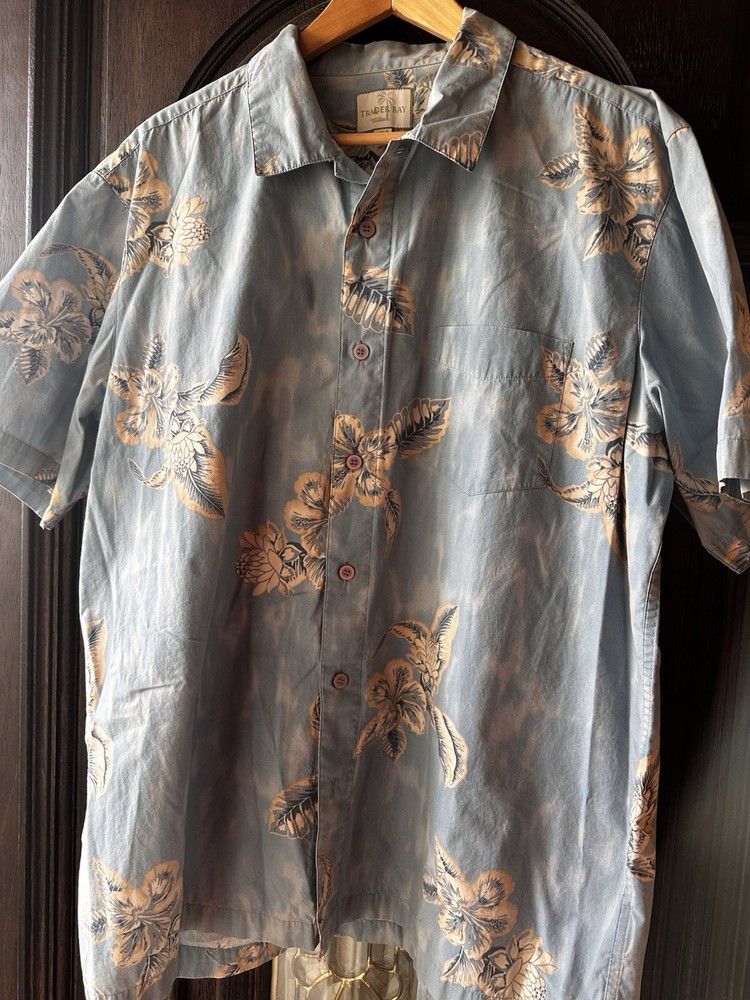 Trader Bay Hawaiian Camp Shirt Mens XL Blue Floral tropical hibiscus Beach Aloha