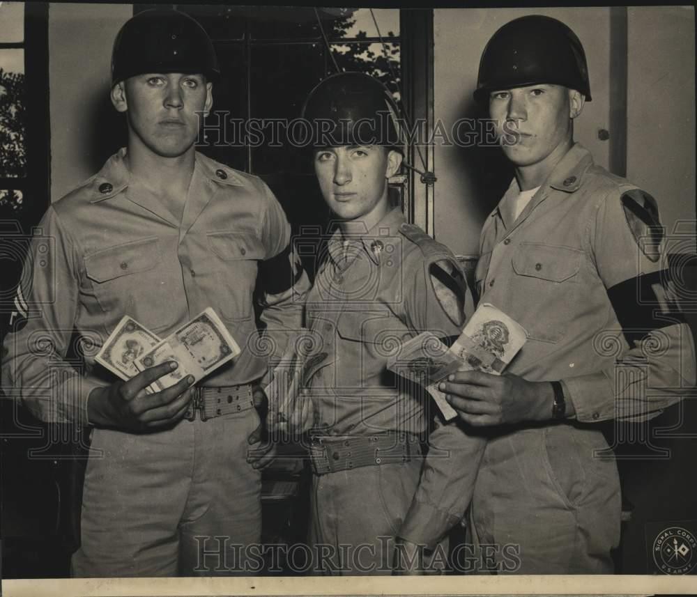 1947 Press Photo US Army soldiers holding Japanese yen in Tokyo, Japan