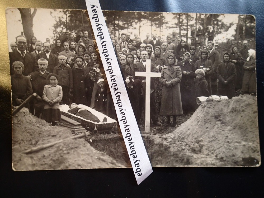 1920-s LADY POST MORTEM OPEN COFFIN LARGE CROSS NEW GRAVE VINTAGE PHOTO EUROPE