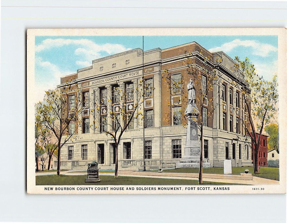 Postcard Bourbon County Court House And Soldiers Monument Fort Scott Kansas USA