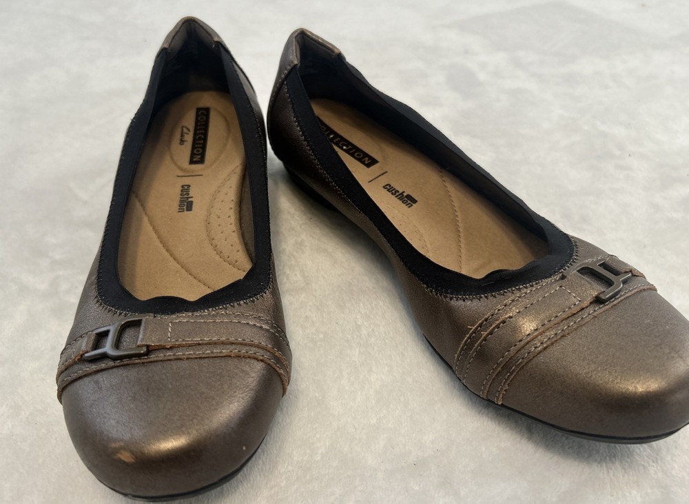 Clarks Women’s Shoes Size 7.5 M Gold Flats Ballet Slip On Comfort Foam
