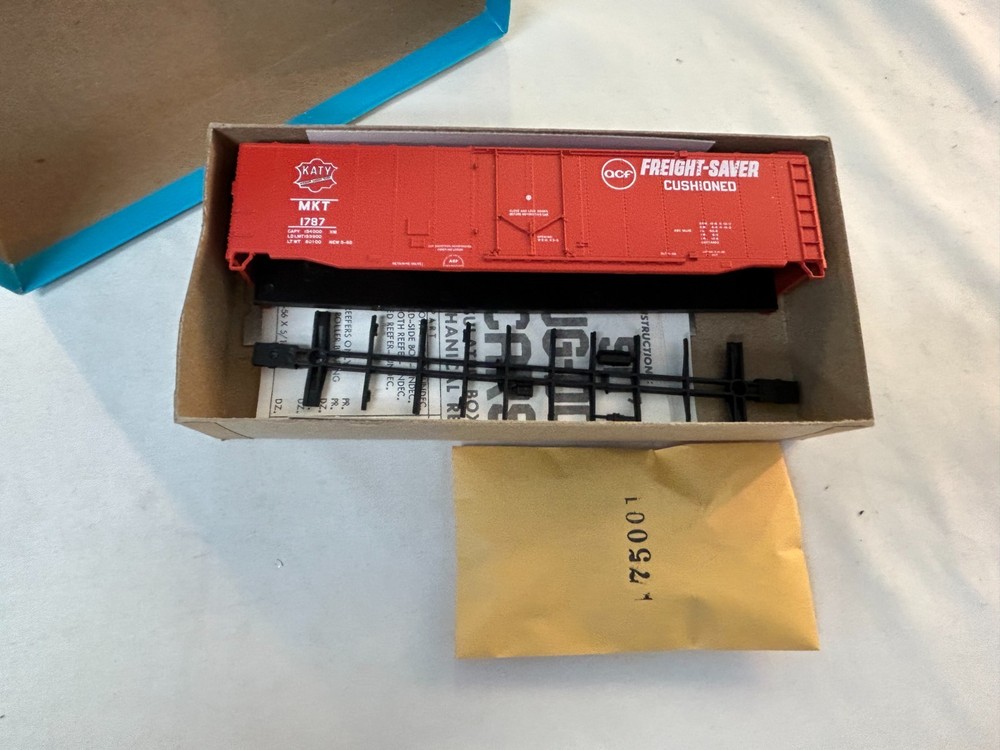 Athearn 1324 HO Scale 50' Boxcar, Freight-Saver MKT #1787