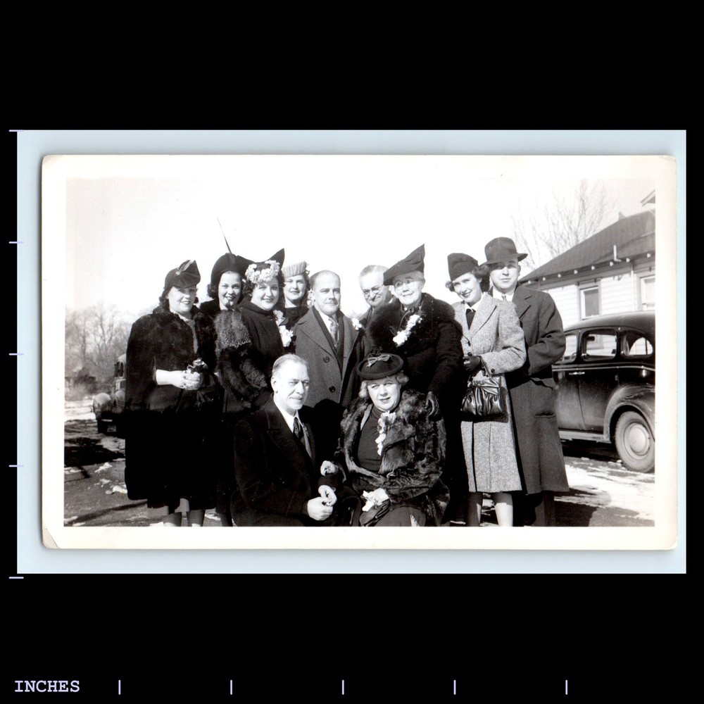 Old Vintage Photo AFFECTIONATE MEN WOMEN STANDING OUTSIDE CLASSIC CAR