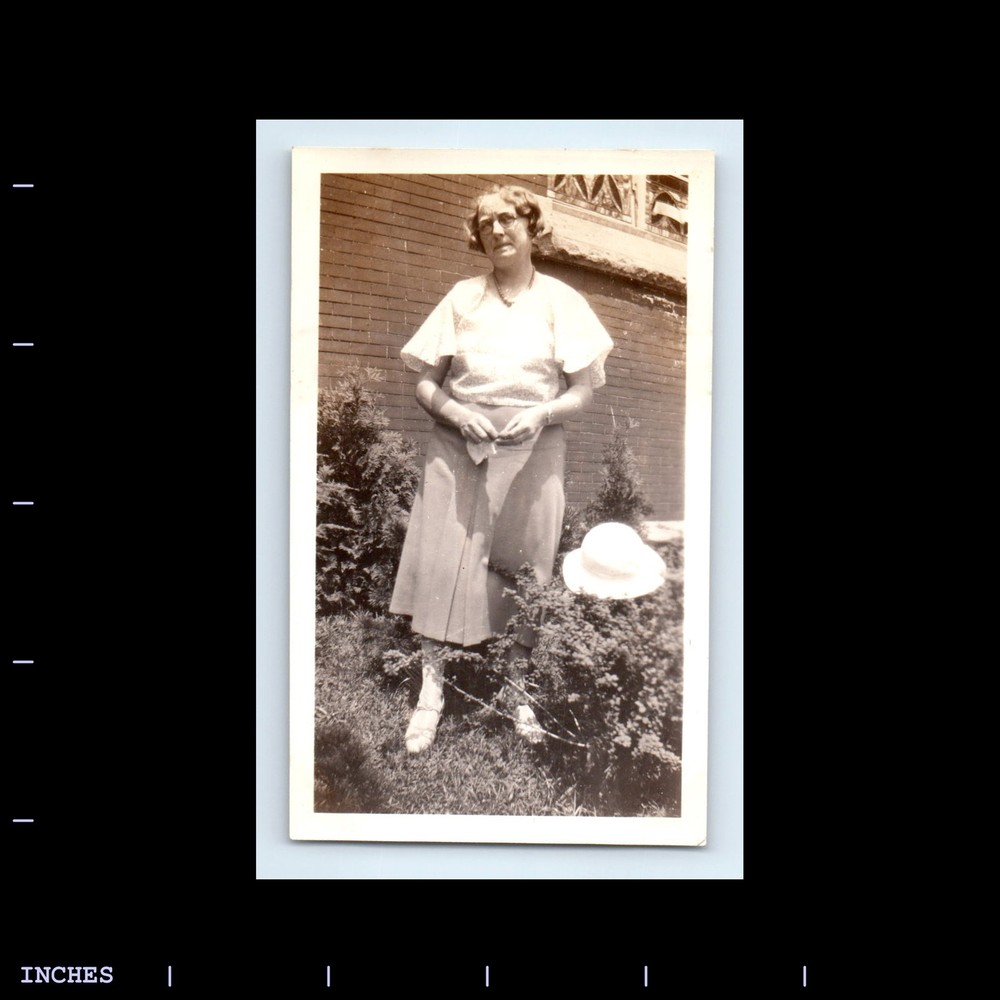 Vintage Photo WOMAN WITH HAT IN YARD