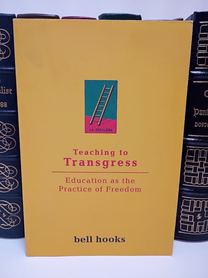 Teaching to Transgress: Education as the Practice of Freedom by Bell Hooks - VG