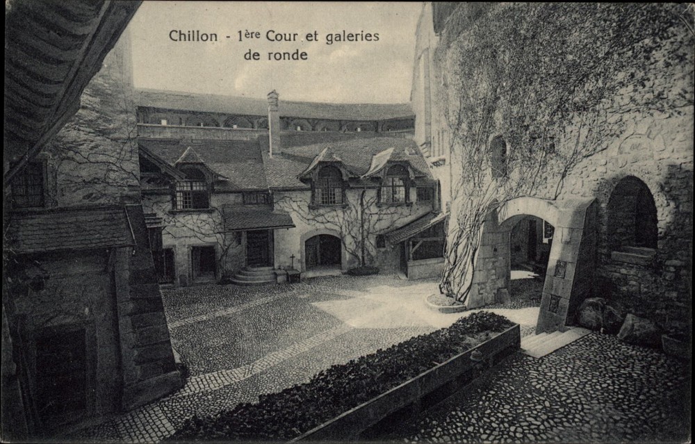 Courtyard Chilon Switzerland vintage postcard c392