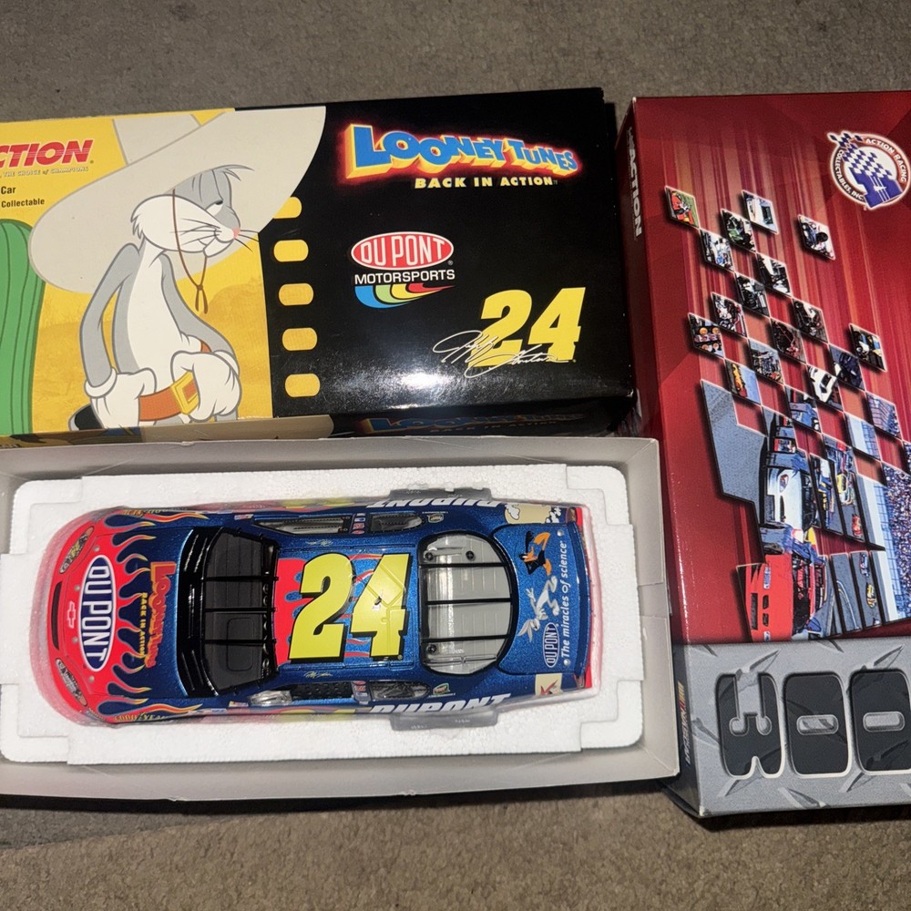 Jeff Gordon #24 DuPont Looney Tunes 2003 1/24 Nascar Diecast