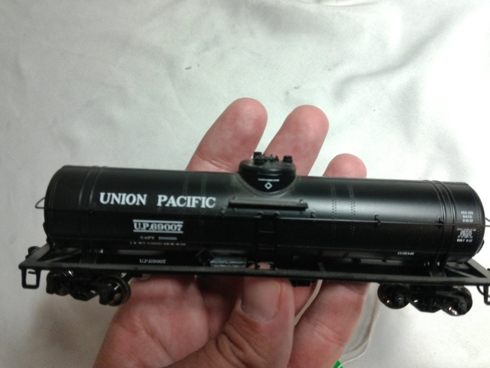 Bachmann HO Scale Union Pacific Tank Car UP #69007 - No Box - Used