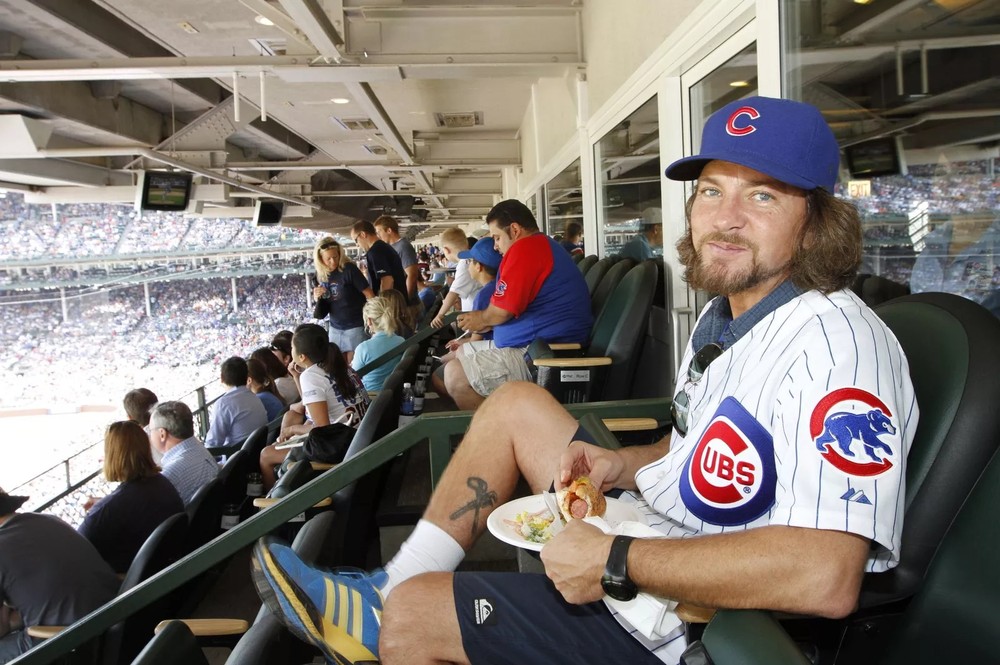 GLOSSY PHOTO PICTURE 4x6 Eddie Vedder Mlb Chicago Cubs Sitting