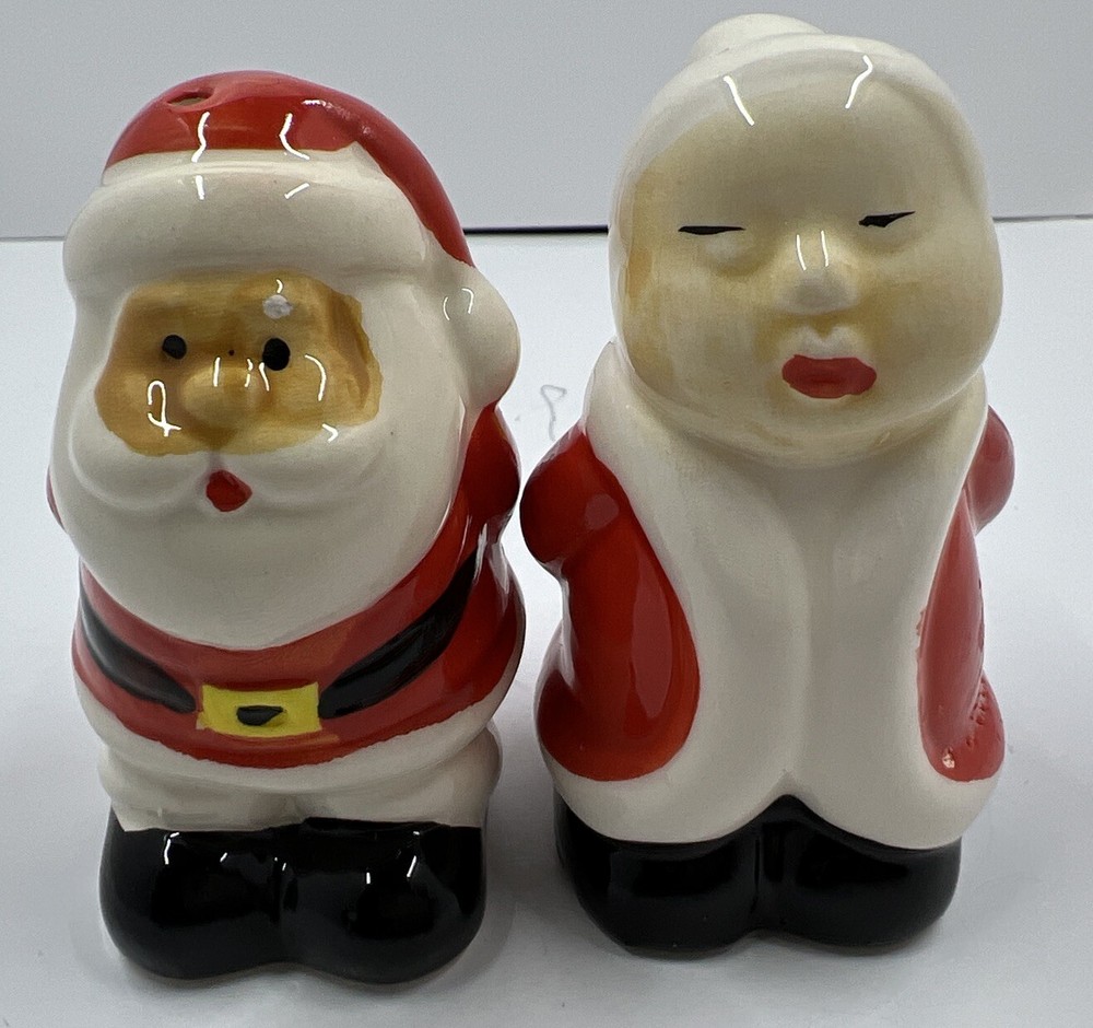 Vintage Christmas Santa Mrs Claus Kissing Salt And Pepper Shakers Ceramic Kitsch