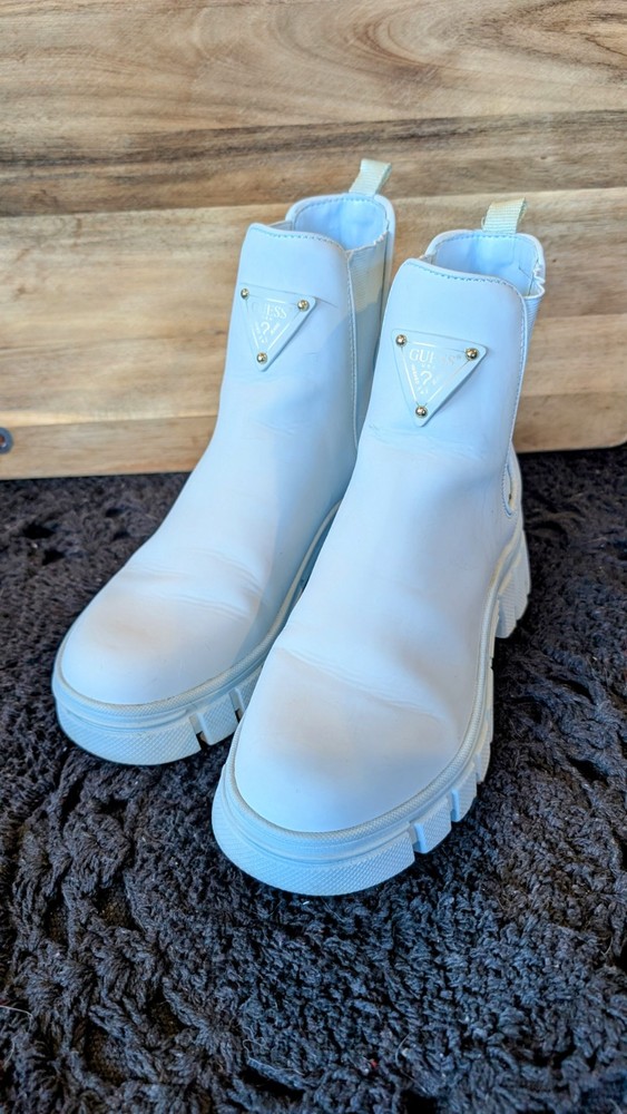 GUESS Women's Hestia Lug Sole Chelsea Boots  Blue, Size 7M