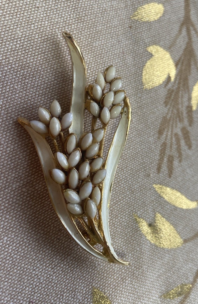 Vintage Arthur Pepper ART Floral Brooch Pin White Glass Enamel Gold-tone Metal