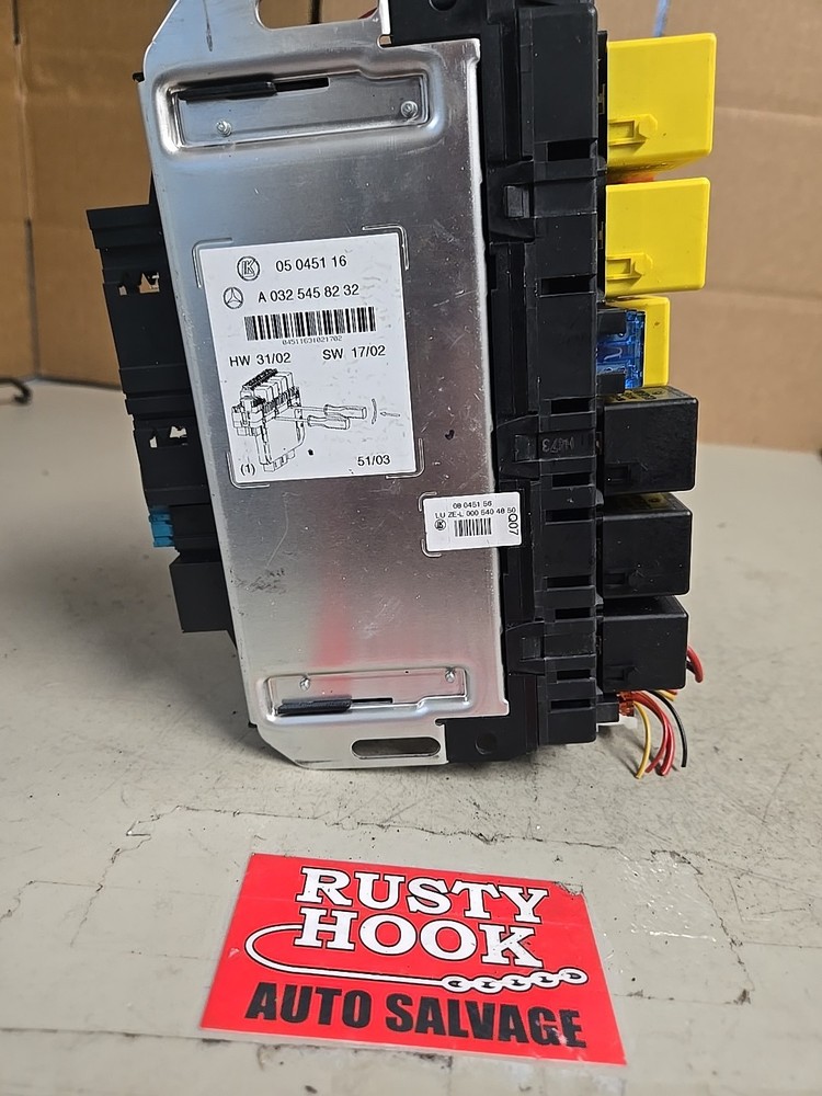 03-05 Mercedes Front Left SAM Module Relay Fuse Box 0325458232