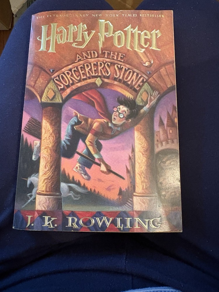 Harry Potter and the Sorcerer's Stone (Harry Potter, Book 1)