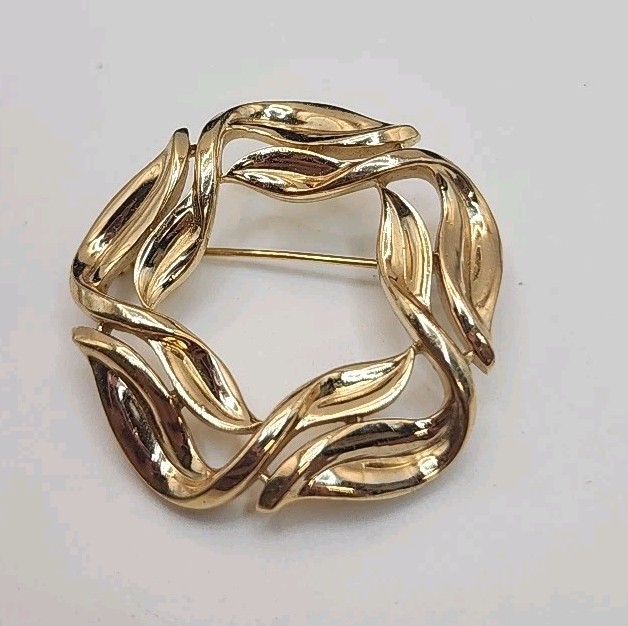 Vintage Crown Trifari Gold Tone Ribbon Wreath Brooch Pin 1.75