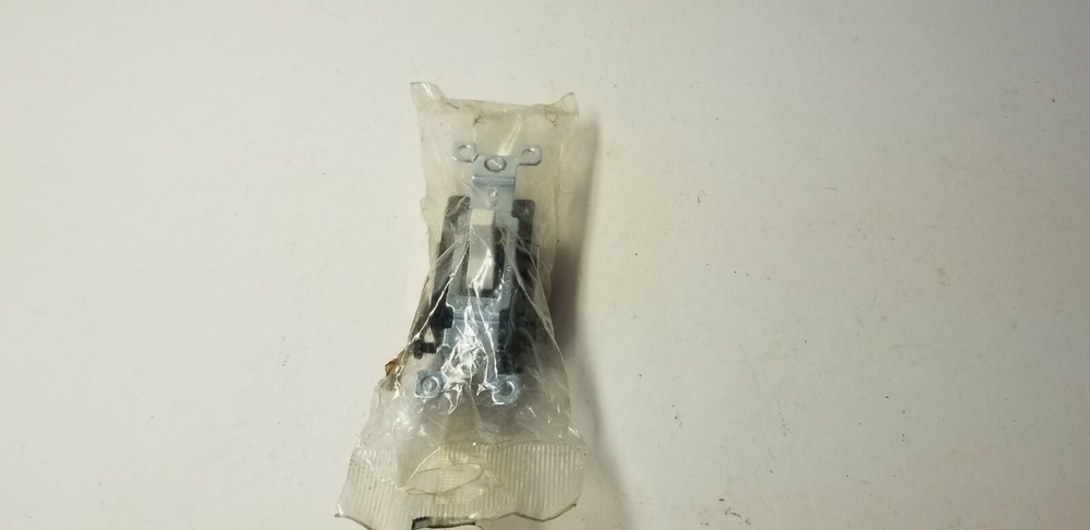 Bryant CS315BW Commercial Grade Toggle Switch Three Way 15A 120/277V AC White-image