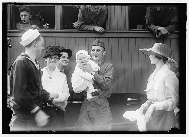 Photo:Washington DC Army Soldiers Return 1919 Hugging Baby Train Station