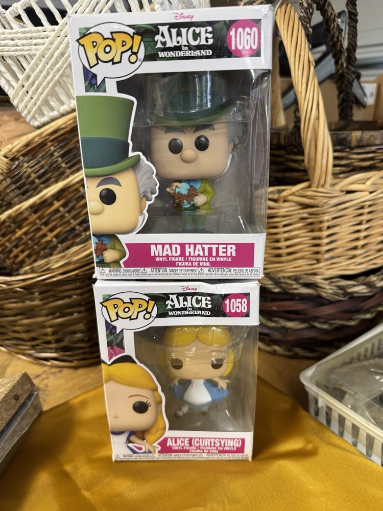 Vintage Pop Alice and Wonderland Vinyl Figure Funko Pop 1058 And 1060