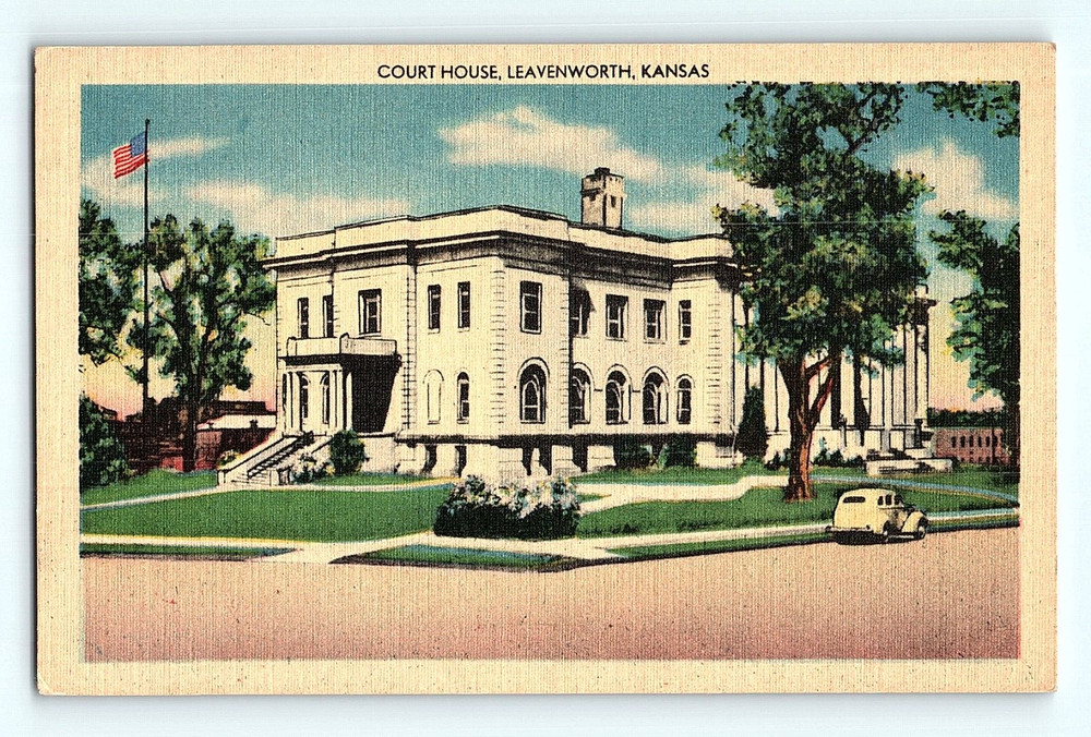 Court House Leavenworth Kansas Street View Vintage Postcard G3