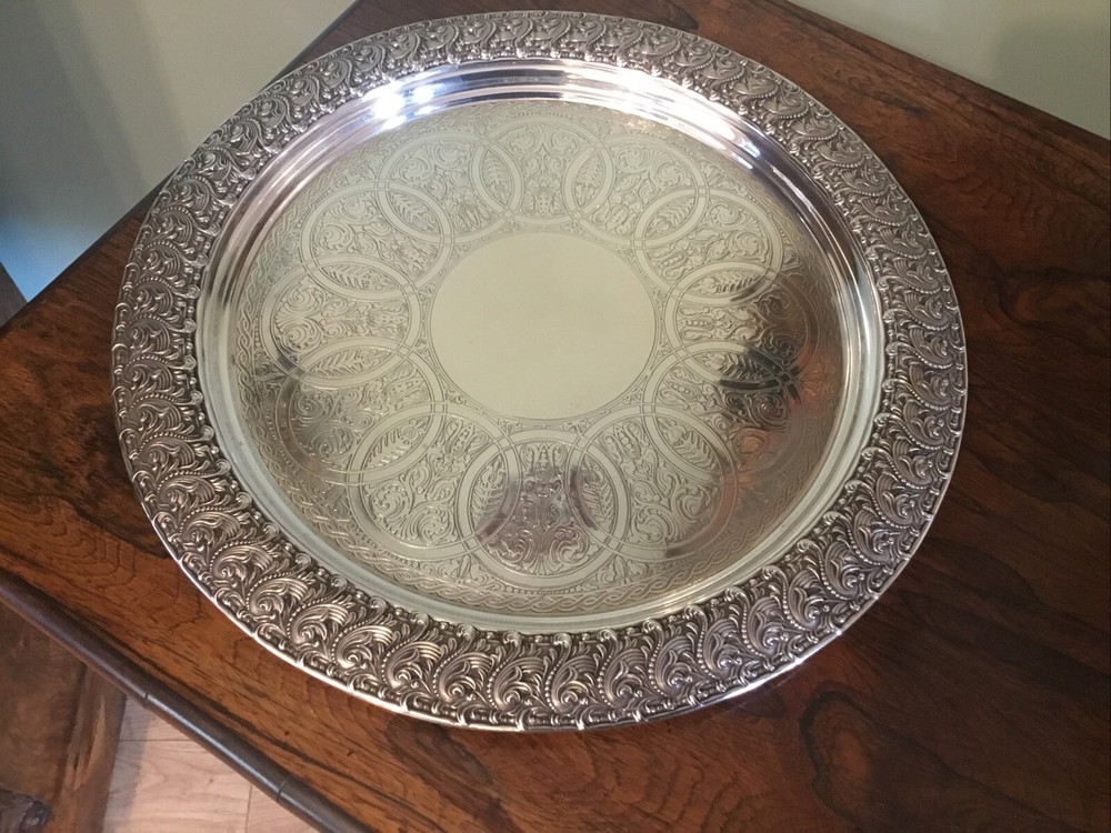 A STUNNING ANTIQUE TIFFANY & Co. STERLING SILVER CHARGER / TRAY , CIRCA 1900.