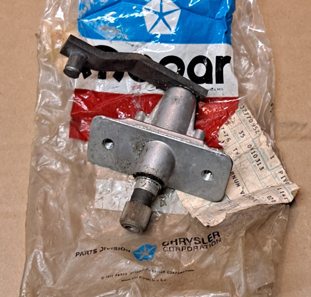 1967-1968 MoPar NOS Right Windshield Wiper Pivot for Fury 300 Newport Monaco NY T&C