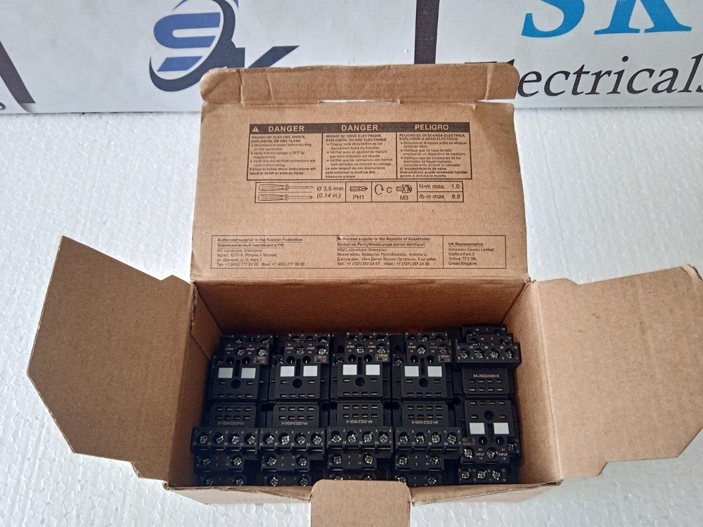 New Schneider Electric Rxze2M114 10A 250V Relay Socket Lot Of 5 Piece
