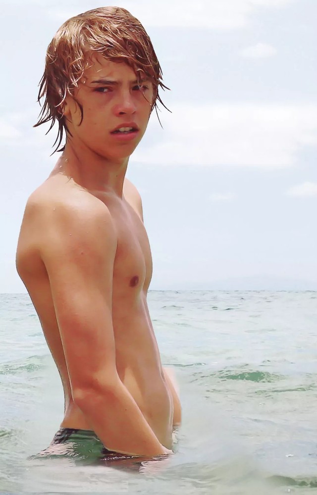 GLOSSY PHOTO PICTURE 4x6 Cole Sprouse Posing