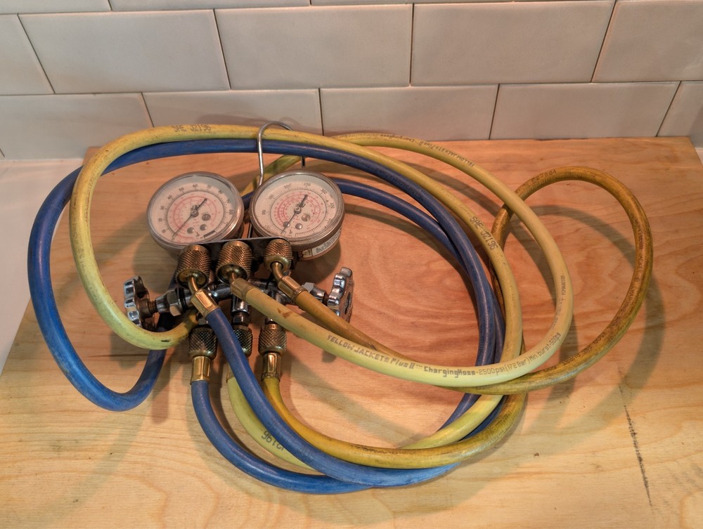 YELLOW JACKET HVAC Manifold Gauge Set 2-Valve Dual Gauges 3 Hoses R-22 R-404A