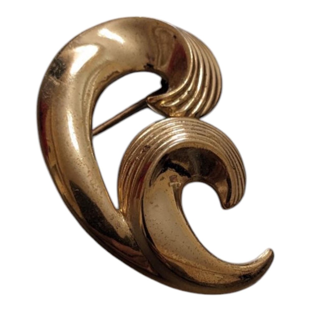 Vintage Crown Trifari Gold Tone Swirl Brooch Wave Pin Signed