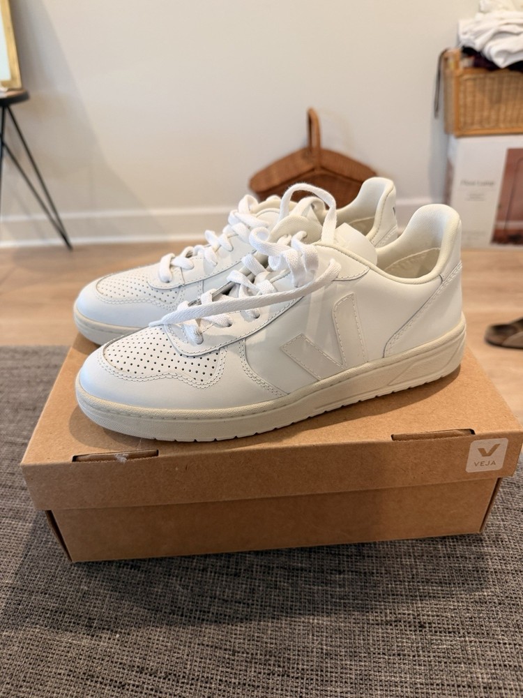 New Vejas Women’s Size 7 White Leather Shoes