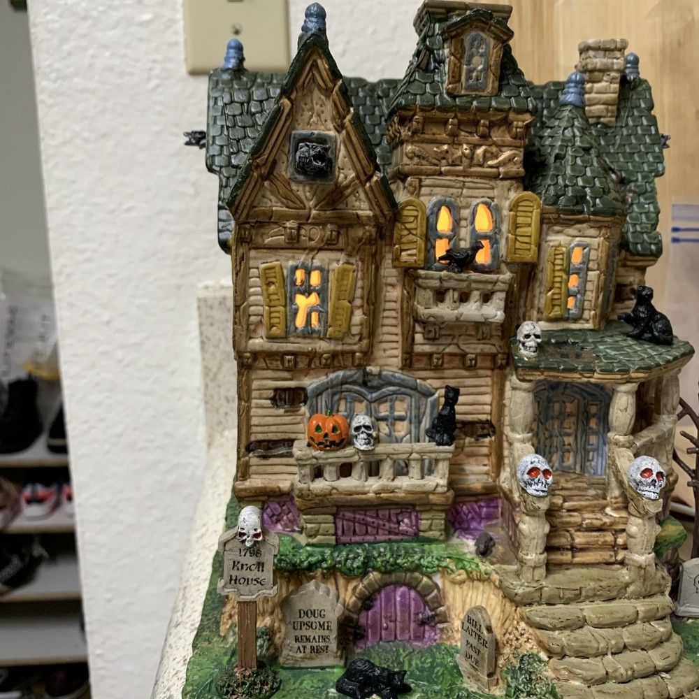 Lemax Spooky Town 2019 Haunted Knoll Porcelain Lighted House - Tested & Working
