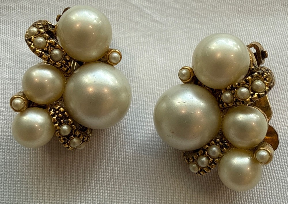Vintage Gold Tone Cluster Faux Pearls Clip On Earrings
