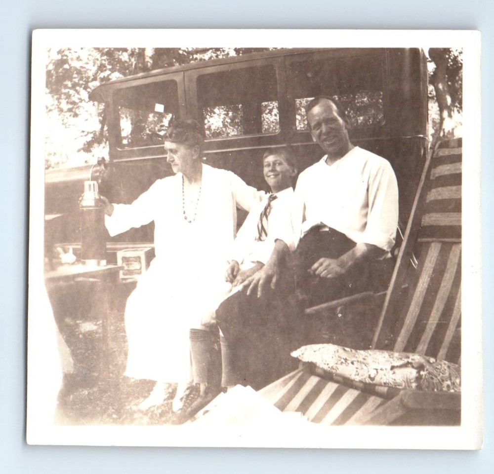 Old Vintage Photo MAN WOMAN BOY CLASSIC CAR CAMPING PICNIC FORD MODEL T