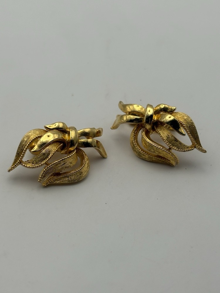 Vintage Signed CORO Gold Florentine Ribbon Spray Swirl Clip On Earrings
