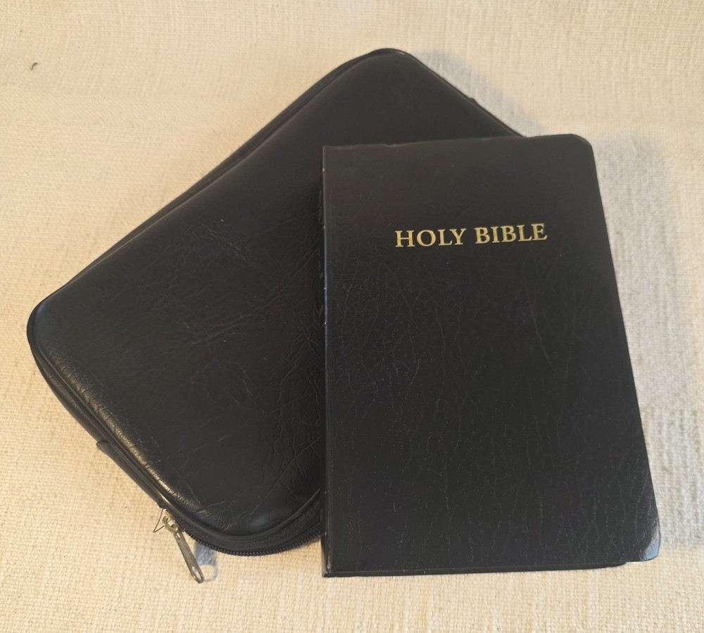 Holy Bible New Living Translation Tyndale Red Letter Faux Leather Zip Case EUC