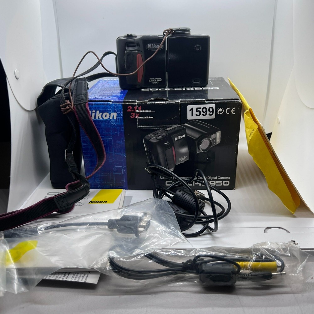 Nikon Coolpix 950 2MP Digital Camera 3x Optical Zoom Black Vintage Boxed