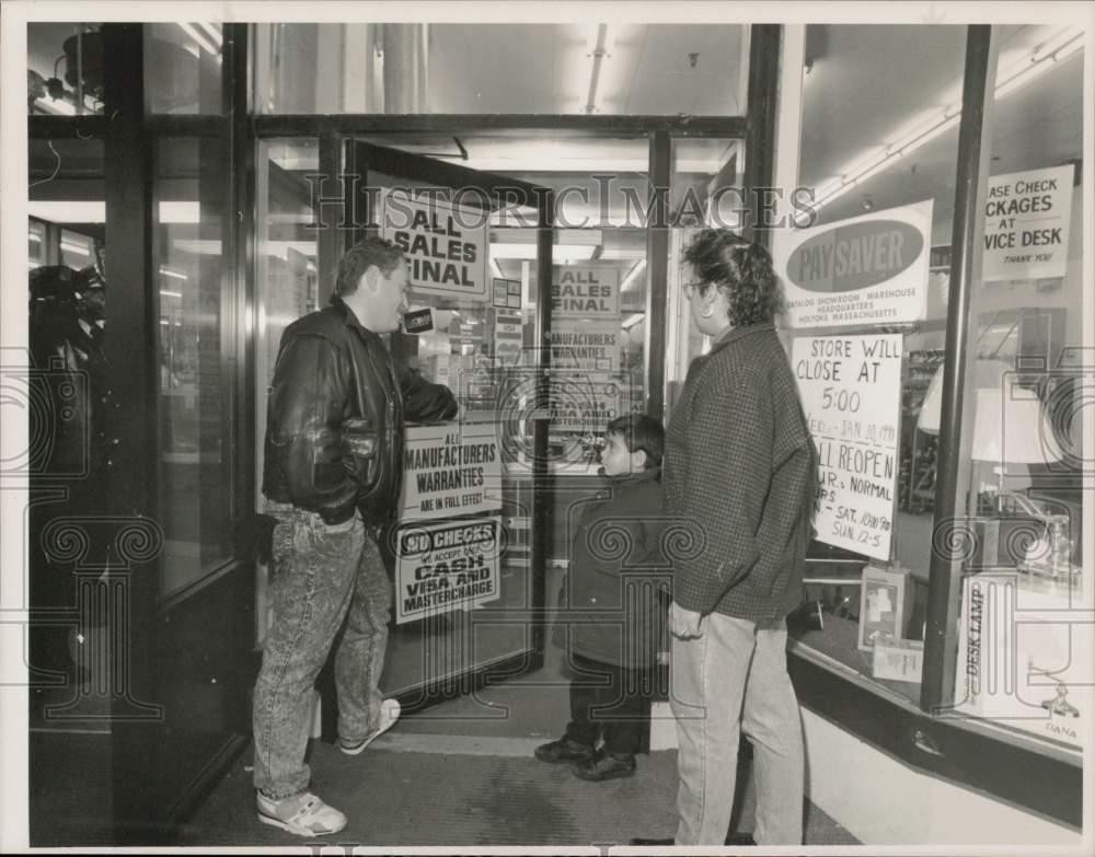 1990 Press Photo Josie Rivera at Paysaver at Century Plaza in Westfield